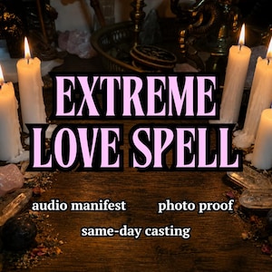 Könnte beinhalten: Eine dunkle Holzoberfläche mit fünf brennenden weißen Stumpenkerzen, verschiedenen Rohkristallen wie Rosenquarz und dem Text EXTREME LOVE SPELL, audio manifest, photo proof und same-day casting in fetter rosa und weißer Schrift.