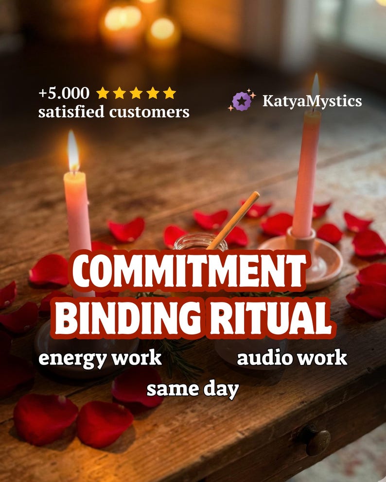 Pu&ograve; includere: Immagine di un Rituale di Legame di Impegno con due candele rosa accese, petali di rosa e testo che recita "lavoro energetico", "lavoro audio" e "giorno stesso". L'immagine include anche il testo "+5.000 clienti soddisfatti" e il nome del venditore.