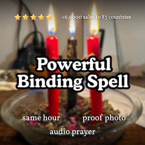 Pode incluir: Duas velas vermelhas e uma vela preta estão acesas dentro de uma tigela de vidro transparente cheia de ervas secas e pétalas de flores. O texto na imagem diz: Powerful Binding Spell, +6,9000 sales to 83 countries, same hour, proof photo, audio prayer.