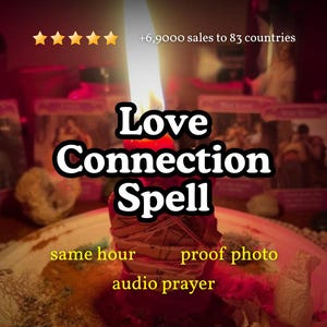 Op de afbeelding: Een rode kaars met een heldere vlam, omwikkeld met touw, staat op een bord. De tekst luidt: Love Connection Spell, +6,9000 sales to 83 countries, same hour, proof photo, audio prayer. Vijf gele sterren worden boven de kaars weergegeven.