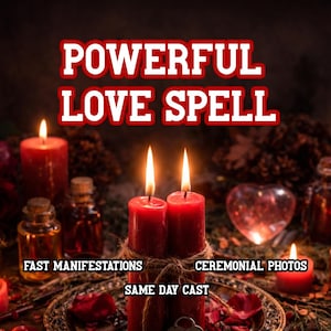 Puede incluir: Imagen con velas rojas encendidas, botellas de líquido y un corazón de cristal. El texto "POWERFUL LOVE SPELL" se muestra en la parte superior, con los textos "FAST MANIFESTATIONS", "CEREMONIAL PHOTOS" y "SAME DAY CAST" debajo.