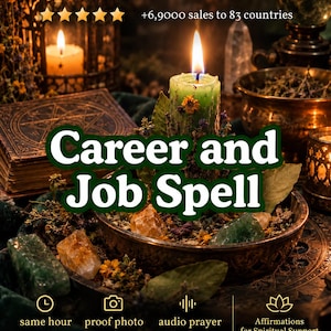 Puede incluir: Una vela de pilar verde con flores y hierbas secas incrustadas, encendida en un cuenco con cristales y hojas. Texto: Career and Job Spell, +6,9000 sales to 83 countries, same hour, proof photo, audio prayer, Affirmations for Spiritual Support.