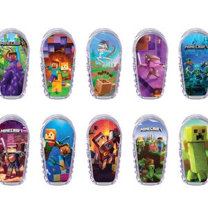 Puede incluir: Ocho parches adhesivos con temática de Minecraft para dispositivos médicos. Cada parche presenta un personaje o escena diferente del popular videojuego, incluyendo a Steve, Alex, Creeper y un cerdo.