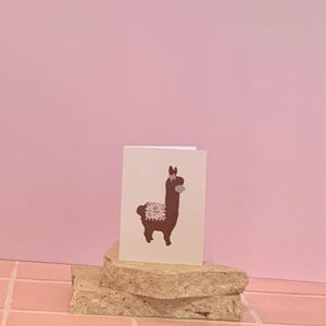 Cartão. Lhama com cobertor floral. Em branco