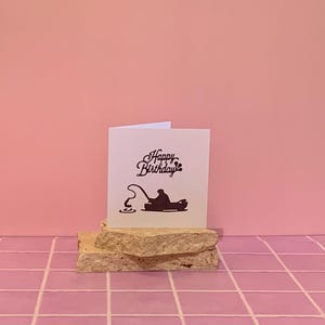 Carte. Silhouette de pêcheur solitaire. Joyeux anniversaire. Vierge
