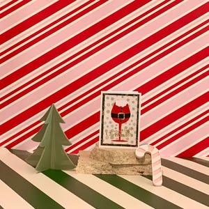 Biglietto fatto a mano. Bicchiere di vino rosso di Babbo Natale. Buon Natale. Vuoto.