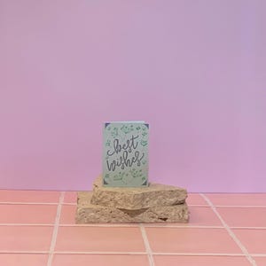 Karte. Grüne Blumen. Liebe Grüße. Holographisch. Blank