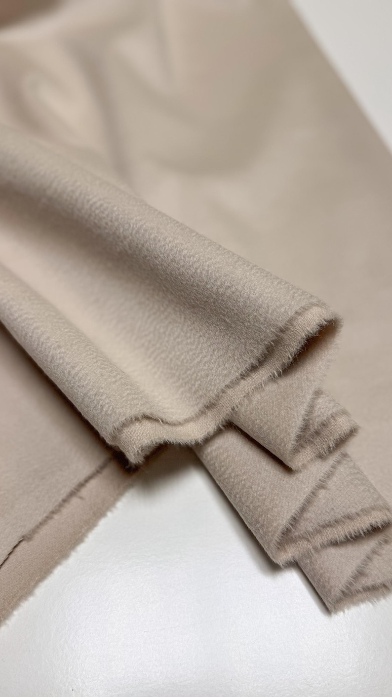 Discover a high-quality Cashmere in Pearl color. This Fabric is ideal for coats and jackets. Cashmere is a luxurious fabric, made with cashmere and wool fibers, extremely soft and comfortable to wear. This fabric gives the things made from this fabric a luxurious look and superb calm.  
Features:
✔️The Zibelino fabric