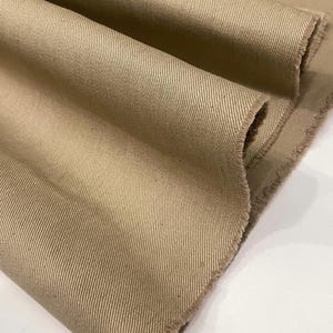 Italiaanse katoengabardinestof: zachte tule, materiaal kostuum: beige