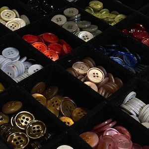 Mother of Pearl Buttons: Italian Shell Buttons, 10 mm (16L) Sets