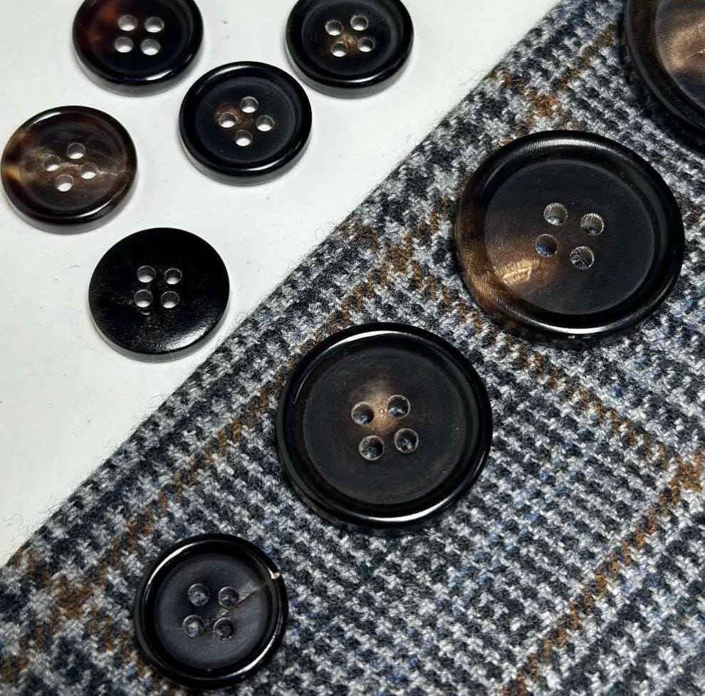6 bottoni classici in vero corno di cervo a 2 fori, produzione tedesca (15 mm