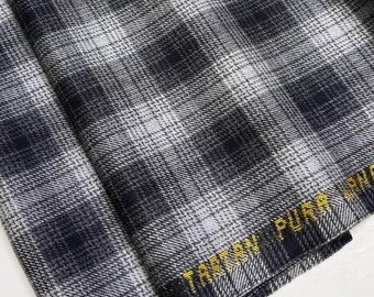 Italienskt tyg av jungfruull, svart och grå tartanpläd, kostymmaterial