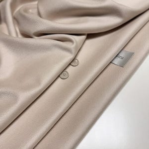 Discover a high-quality Cashmere in Pearl color. This Fabric is ideal for coats and jackets. Cashmere is a luxurious fabric, made with cashmere and wool fibers, extremely soft and comfortable to wear. This fabric gives the things made from this fabric a luxurious look and superb calm.  
Features:
✔️The Zibelino fabric