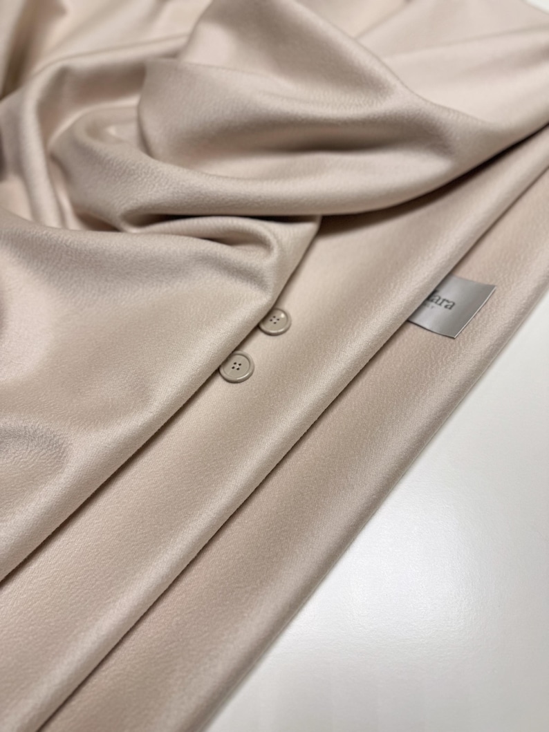 Discover a high-quality Cashmere in Pearl color. This Fabric is ideal for coats and jackets. Cashmere is a luxurious fabric, made with cashmere and wool fibers, extremely soft and comfortable to wear. This fabric gives the things made from this fabric a luxurious look and superb calm.  
Features:
✔️The Zibelino fabric