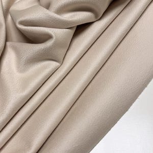 Discover a high-quality Cashmere in Pearl color. This Fabric is ideal for coats and jackets. Cashmere is a luxurious fabric, made with cashmere and wool fibers, extremely soft and comfortable to wear. This fabric gives the things made from this fabric a luxurious look and superb calm.  
Features:
✔️The Zibelino fabric