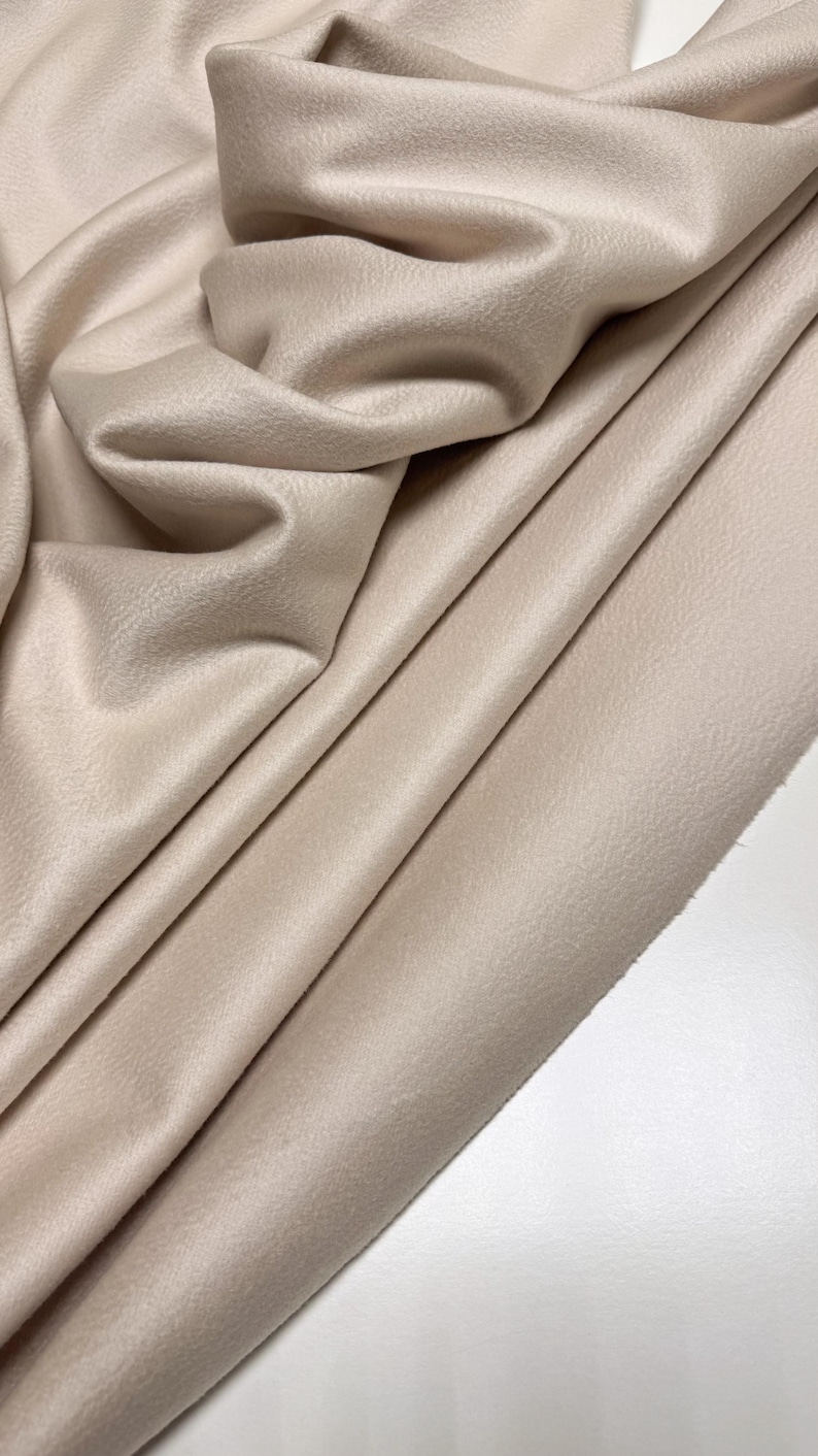 Discover a high-quality Cashmere in Pearl color. This Fabric is ideal for coats and jackets. Cashmere is a luxurious fabric, made with cashmere and wool fibers, extremely soft and comfortable to wear. This fabric gives the things made from this fabric a luxurious look and superb calm.  
Features:
✔️The Zibelino fabric