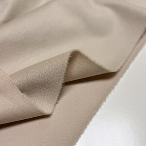 Discover a high-quality Cashmere in Pearl color. This Fabric is ideal for coats and jackets. Cashmere is a luxurious fabric, made with cashmere and wool fibers, extremely soft and comfortable to wear. This fabric gives the things made from this fabric a luxurious look and superb calm.  
Features:
✔️The Zibelino fabric