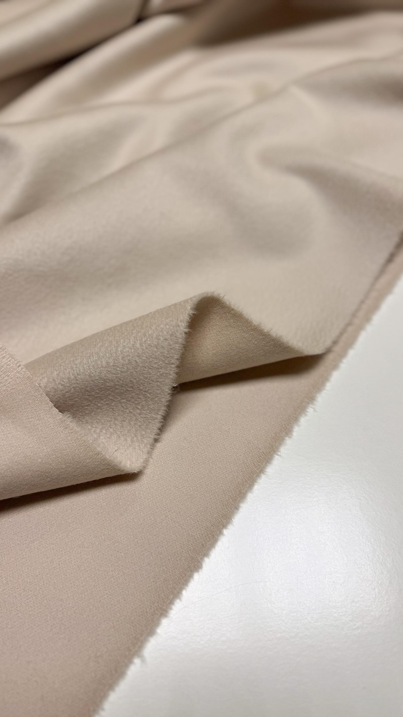 Discover a high-quality Cashmere in Pearl color. This Fabric is ideal for coats and jackets. Cashmere is a luxurious fabric, made with cashmere and wool fibers, extremely soft and comfortable to wear. This fabric gives the things made from this fabric a luxurious look and superb calm.  
Features:
✔️The Zibelino fabric