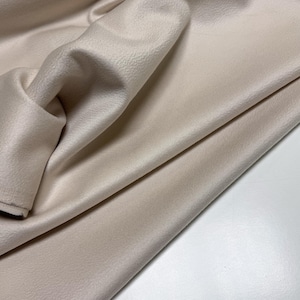 Discover a high-quality Cashmere in Pearl color. This Fabric is ideal for coats and jackets. Cashmere is a luxurious fabric, made with cashmere and wool fibers, extremely soft and comfortable to wear. This fabric gives the things made from this fabric a luxurious look and superb calm.  
Features:
✔️The Zibelino fabric