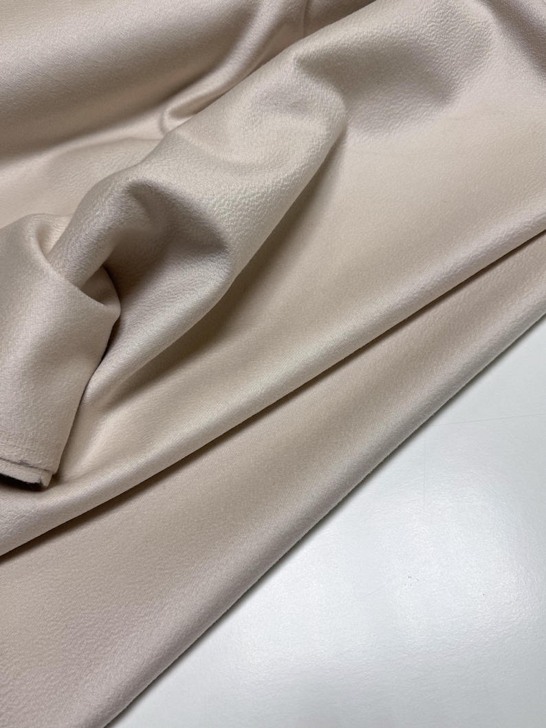 Discover a high-quality Cashmere in Pearl color. This Fabric is ideal for coats and jackets. Cashmere is a luxurious fabric, made with cashmere and wool fibers, extremely soft and comfortable to wear. This fabric gives the things made from this fabric a luxurious look and superb calm.  
Features:
✔️The Zibelino fabric