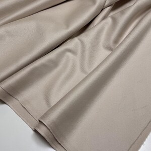 Discover a high-quality Cashmere in Pearl color. This Fabric is ideal for coats and jackets. Cashmere is a luxurious fabric, made with cashmere and wool fibers, extremely soft and comfortable to wear. This fabric gives the things made from this fabric a luxurious look and superb calm.  
Features:
✔️The Zibelino fabric