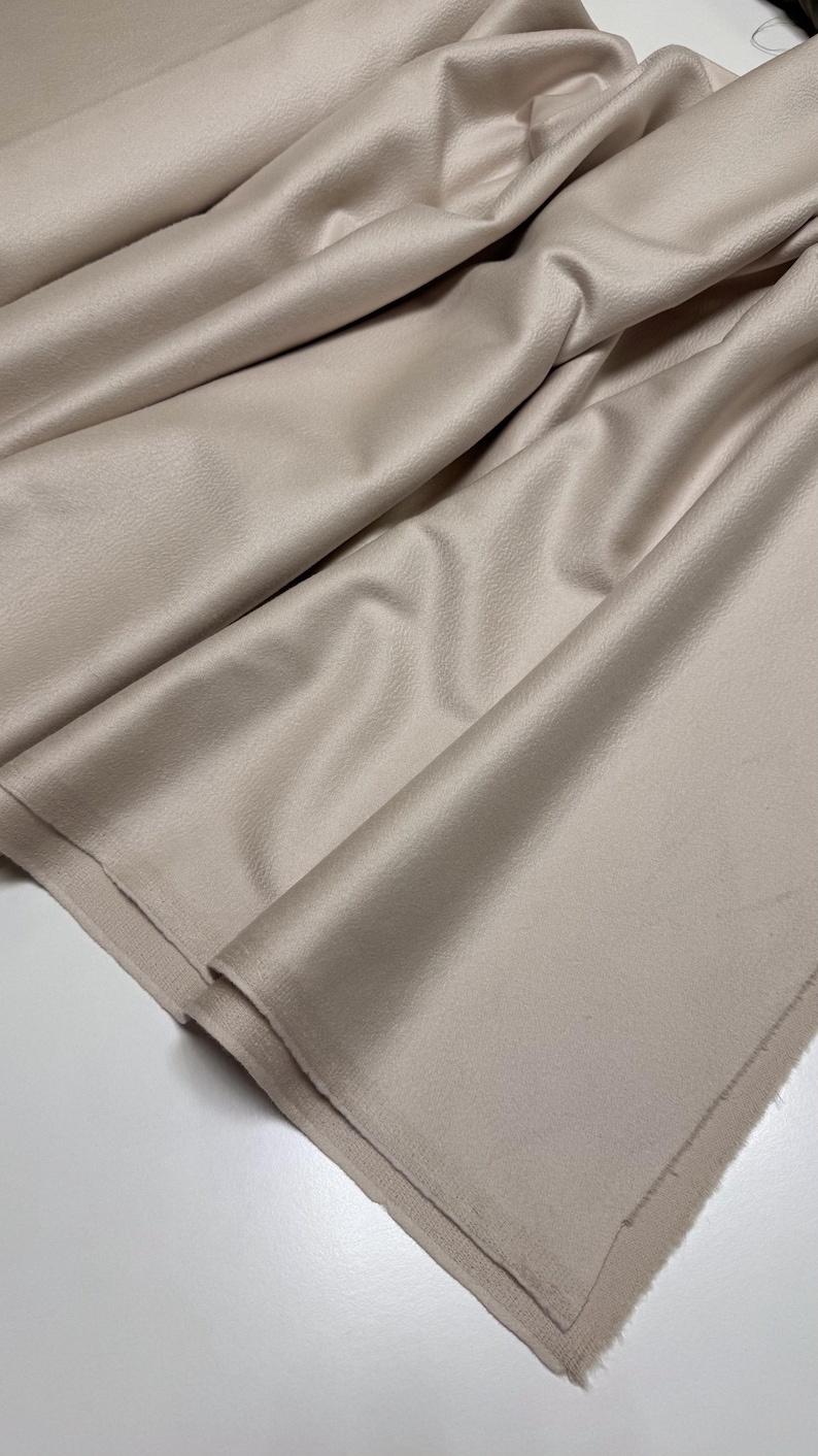 Discover a high-quality Cashmere in Pearl color. This Fabric is ideal for coats and jackets. Cashmere is a luxurious fabric, made with cashmere and wool fibers, extremely soft and comfortable to wear. This fabric gives the things made from this fabric a luxurious look and superb calm.  
Features:
✔️The Zibelino fabric