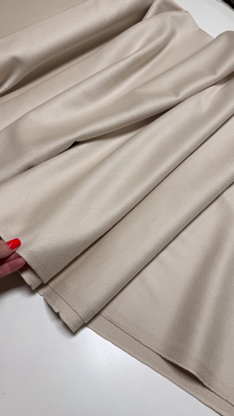 Discover a high-quality Cashmere in Pearl color. This Fabric is ideal for coats and jackets. Cashmere is a luxurious fabric, made with cashmere and wool fibers, extremely soft and comfortable to wear. This fabric gives the things made from this fabric a luxurious look and superb calm.  
Features:
✔️The Zibelino fabric