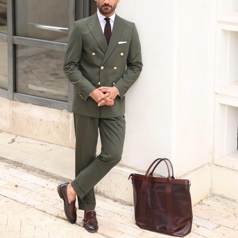 Discover a high-quality Merino Wool in sage color (olive) with a touch of Cashmere thread. This Fabric is ideal for suits, trousers. Merino Wool is a luxurious fabric, made with cashmere fibers, extremely soft and comfortable to wear. This fabric lends a sophisticated look and style to the items made from it.