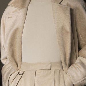Discover a high-quality Cashmere in Pearl color. This Fabric is ideal for coats and jackets. Cashmere is a luxurious fabric, made with cashmere and wool fibers, extremely soft and comfortable to wear. This fabric gives the things made from this fabric a luxurious look and superb calm.  
Features:
✔️The Zibelino fabric