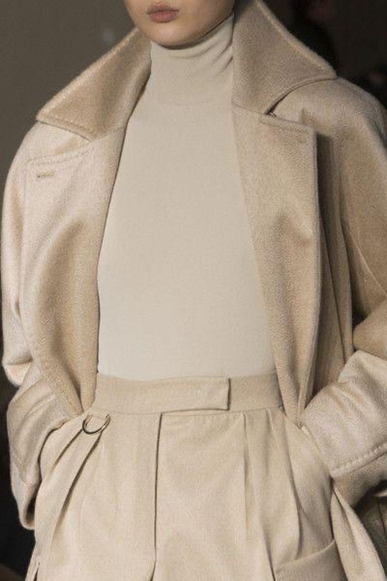 Discover a high-quality Cashmere in Pearl color. This Fabric is ideal for coats and jackets. Cashmere is a luxurious fabric, made with cashmere and wool fibers, extremely soft and comfortable to wear. This fabric gives the things made from this fabric a luxurious look and superb calm.  
Features:
✔️The Zibelino fabric