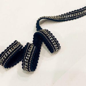 Italiensk Monili-kant: Silvermetallkedja på svart (20 mm)