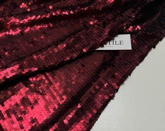 Stof met omkeerbare pailletten: bordeauxrood en rood, katoenen basis met 2-way stretch.
