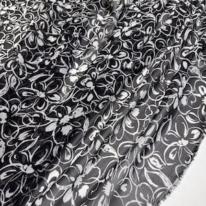 Tela de georgette de gasa de seda: Material de stock remanente de diseñador italiano - blanco y negro