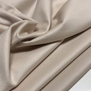 Discover a high-quality Cashmere in Pearl color. This Fabric is ideal for coats and jackets. Cashmere is a luxurious fabric, made with cashmere and wool fibers, extremely soft and comfortable to wear. This fabric gives the things made from this fabric a luxurious look and superb calm.  
Features:
✔️The Zibelino fabric