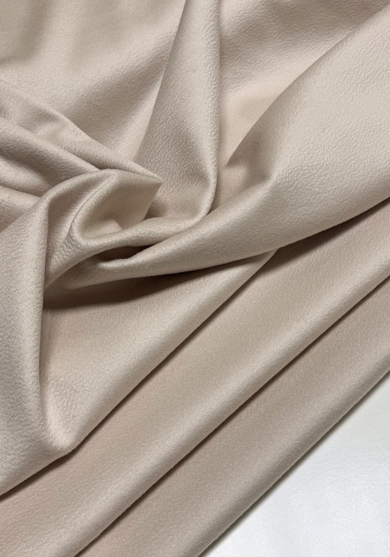 Discover a high-quality Cashmere in Pearl color. This Fabric is ideal for coats and jackets. Cashmere is a luxurious fabric, made with cashmere and wool fibers, extremely soft and comfortable to wear. This fabric gives the things made from this fabric a luxurious look and superb calm.  
Features:
✔️The Zibelino fabric