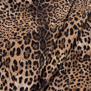 Tessuto in raso di seta con stampa leopardata: sartoria di alta moda italiana (larghezza 140 cm, al metro)