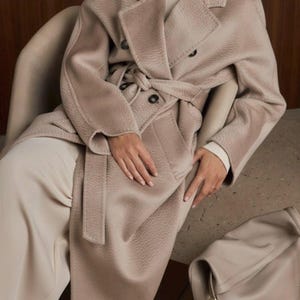 Discover a high-quality Cashmere in Pearl color. This Fabric is ideal for coats and jackets. Cashmere is a luxurious fabric, made with cashmere and wool fibers, extremely soft and comfortable to wear. This fabric gives the things made from this fabric a luxurious look and superb calm.  
Features:
✔️The Zibelino fabric