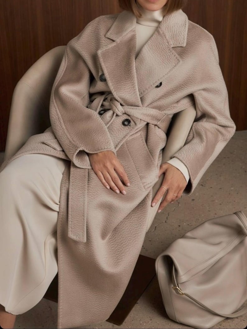 Discover a high-quality Cashmere in Pearl color. This Fabric is ideal for coats and jackets. Cashmere is a luxurious fabric, made with cashmere and wool fibers, extremely soft and comfortable to wear. This fabric gives the things made from this fabric a luxurious look and superb calm.  
Features:
✔️The Zibelino fabric