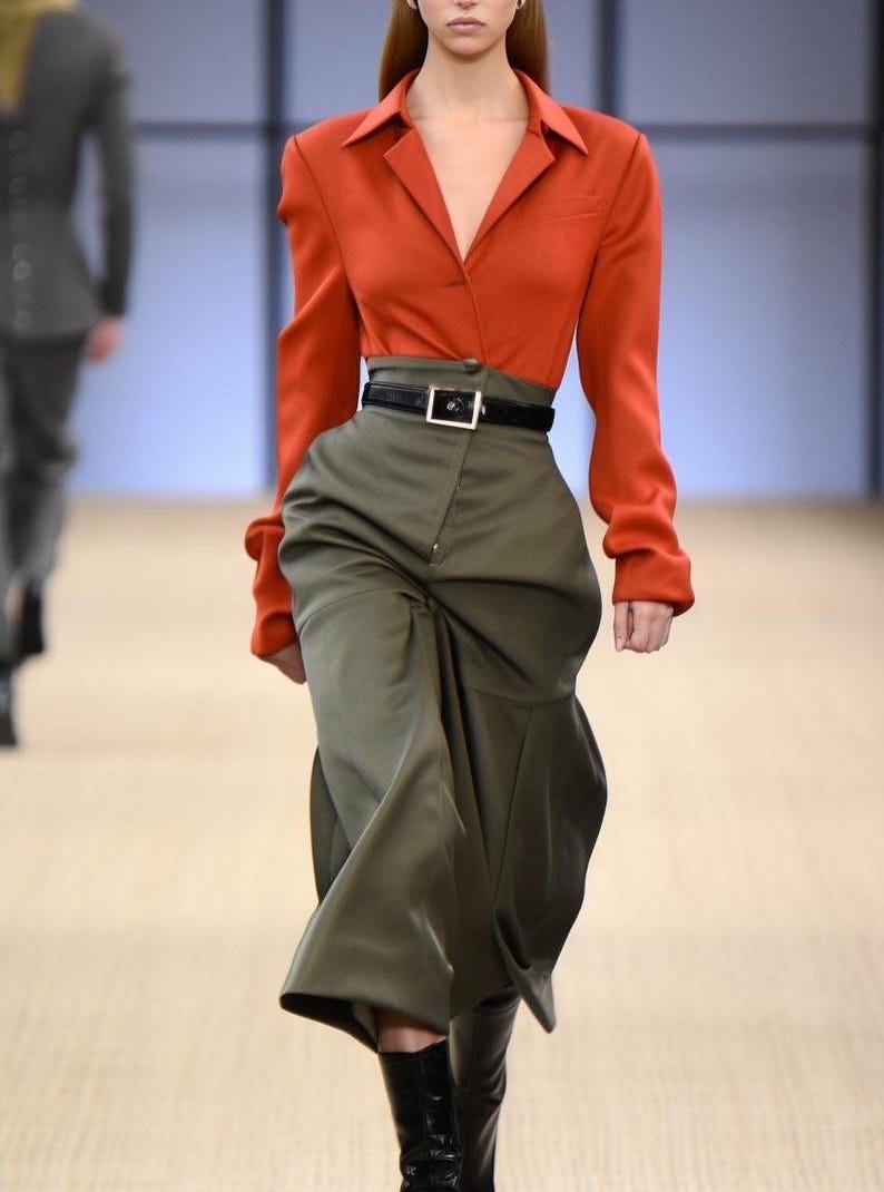 Discover a high-quality Merino Wool in sage color (olive) with a touch of Cashmere thread. This Fabric is ideal for suits, trousers. Merino Wool is a luxurious fabric, made with cashmere fibers, extremely soft and comfortable to wear. This fabric lends a sophisticated look and style to the items made from it.