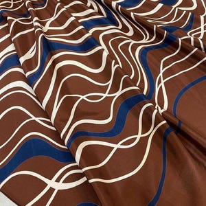 Italienischer Seidenkrepp Abstraktes Muster, LETZTES STÜCK 2.46yards/55.11 in Italienischer Deadstock Luxus Designerstoff für Kleider, Blusen - braune Basis