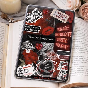 Może przedstawiać: Cyfrowe pobieranie wkładki Kindle z kolażem naklejek. Projekt zawiera frazy takie jak "Good girls love reading dirty books" i "You are my favorite dirty thought". Z czerwonymi różami, ustami i czaszką.