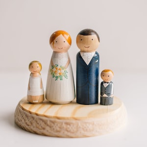 Hochzeit Tortenaufdecker mit Kindern. Peg Doll Tortenauflage. Tortenauflage für Hochzeiten. Hochzeit Tortenaufdecker mit Kind und Haustieren. Caketopper Familie