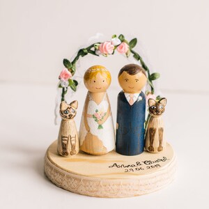 Kuchenstecker. Hochzeitstorte Topper. Personalisierte Hochzeitstorte Topper. Peg dolls. Custom Cake Topper und Blumenbogen. Boho-Torte