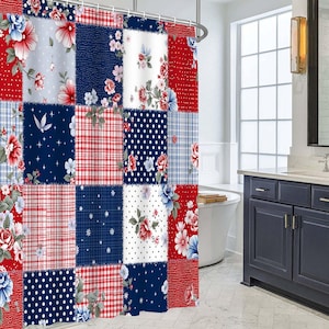 Könnte beinhalten: Ein Duschvorhang mit einem Patchwork-Design aus abwechselnden Quadraten. Das Muster umfasst rote, weiße und marineblaue Farben mit Blumenprints, Punkten, Karos und Sternmotiven. Der Vorhang hängt an einer Metallstange mit Ringen.