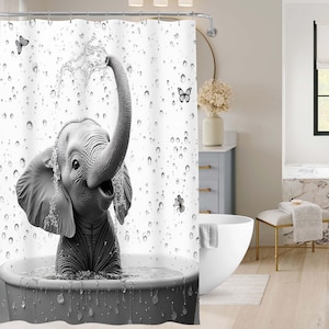 Peut inclure: Un rideau de douche blanc avec une illustration en noir et blanc d'un éléphanteau assis dans une baignoire, projetant de l'eau avec sa trompe. Le motif comprend des gouttes d'eau dispersées et plusieurs papillons sur la surface.