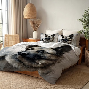 Puede incluir: Juego de cama con un diseño de pastor alemán. La funda nórdica y dos fundas de almohada muestran un retrato del perro en acuarela, en tonos grises y negros. La cama es de madera y la habitación tiene una paleta de colores neutros.