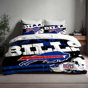 以下が含まれることがあります： バッファロー・ビルズのロゴとチーム名が白、青、赤でデザインされた寝具セット。NFLのロゴと、黒と白の背景にスプラッター効果が施されています。枕カバー2枚付き。