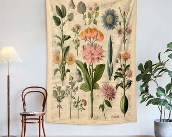 Puede incluir: Un tapiz de ilustración botánica vintage que presenta una variedad de flores y plantas, incluyendo flores rosas, naranjas y amarillas. El tapiz está impreso sobre un fondo de color crema con un aspecto textural de papel envejecido.