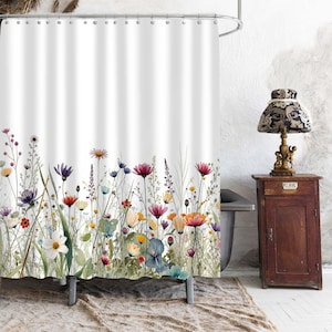 Duschdraperi med akvarell äng och vildblomma, blandade färger i badkarsskärm med högt gräs och blommor, badrumstillbehör med ljus rustik lantlig design.