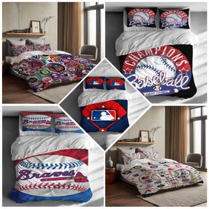 Puede incluir: Juegos de ropa de cama con temática de béisbol con varios diseños. Un juego muestra una pelota de béisbol con el texto "Champions Baseball", otro muestra el logotipo de la MLB sobre un fondo azul y rojo. Otros juegos presentan logotipos de equipos y pelotas de béisbol.